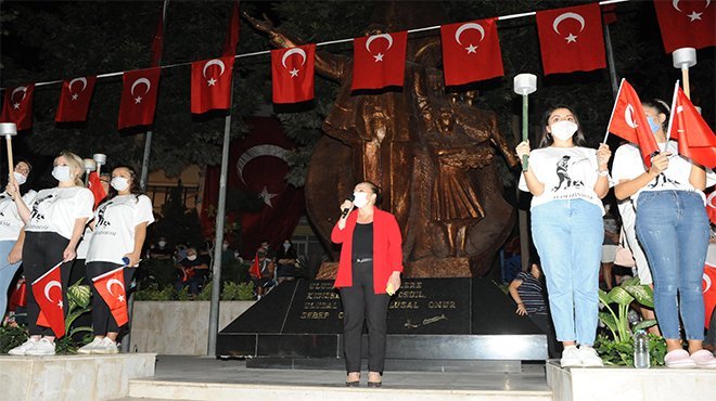 Maskelerini taktılar Bayramı kutladılar