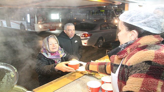 Menderes Belediyesi’nden Sıcak Çorba İkramı