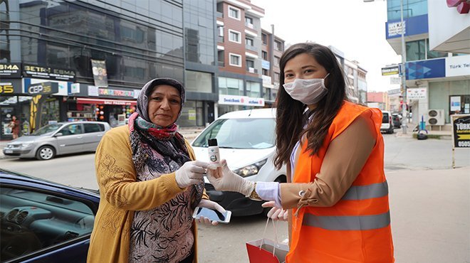 Menderes’te El Dezenfektanı Dağıtıldı