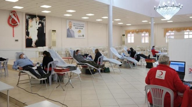 Menemen Belediye pesoneli kan bağışı yaptı