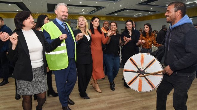 Menemen Belediyesi'nde halaylı TİS sevinci