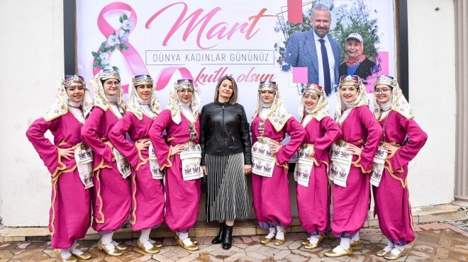Menemen’de üretici kadınlara karanfil jesti