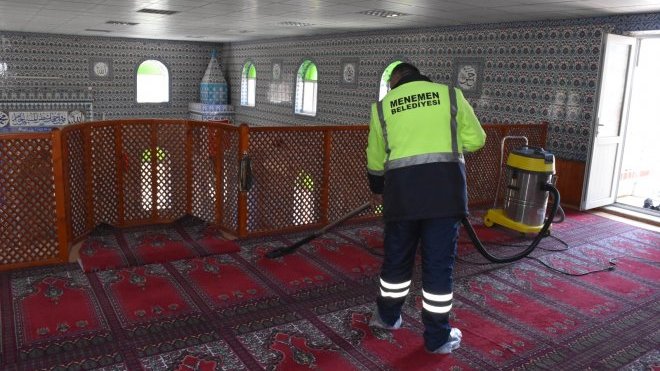 Menemen’deki camilerde Ramazan temizliği 
