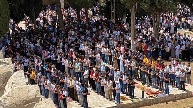 Mescid-i Aksa'da cuma namazı 60 bin kişiyle kılındı
