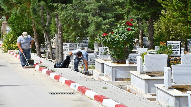 Mezarlıklar bayram sonrasına hazırlanıyor