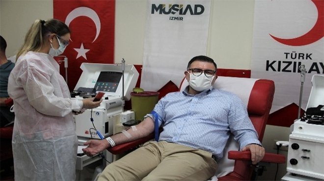 MÜSİAD İzmir'den Kızılay'a kan bağışı