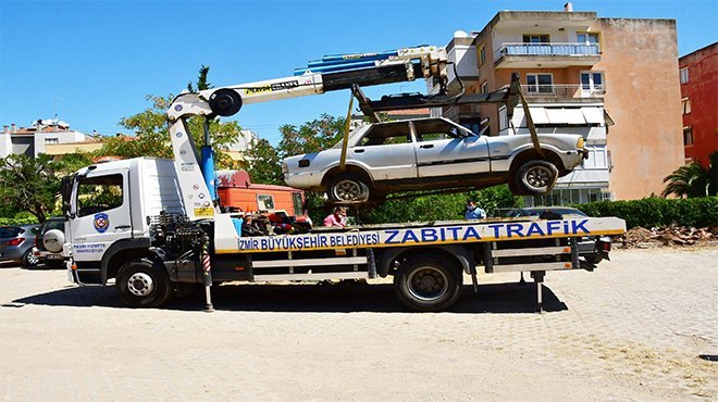 Narlıdere’de hurda araçlar toplanıyor