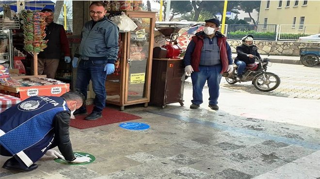 Ödemiş Belediyesi’nden sosyal mesafe çıkartmaları