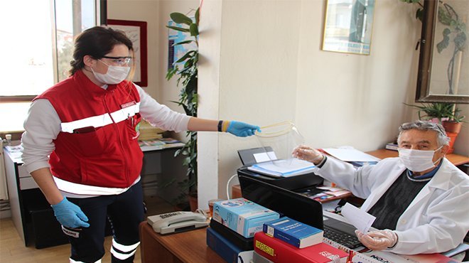 Ödemiş Belediyesi yüz siperliği dağıtımını sürdürüyor
