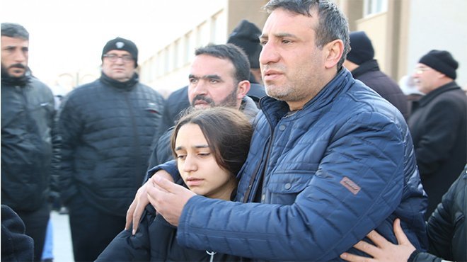 Oğlu ölen baba kızının elini bırakmadı