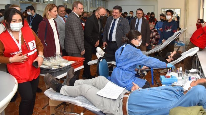 Öğrencilerden 'kan dostluğuna' yoğun ilgi