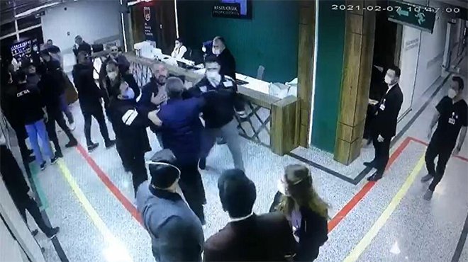 Ölüm raporuna Covid-19 yazılmasına sinirlendiler sağlık çalışanlarına saldırdı