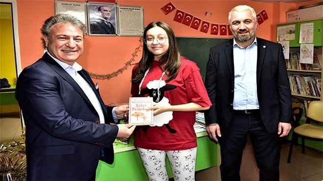 Onkoloji hastası çocukların karne hediyesi Başkan İduğ’dan