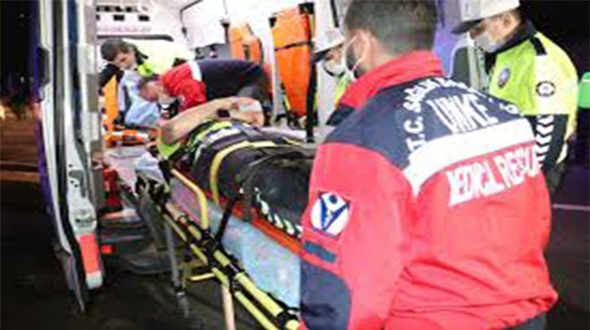 Otomobil polis uygulama noktasında daldı: 5'i polis 7 yaralı