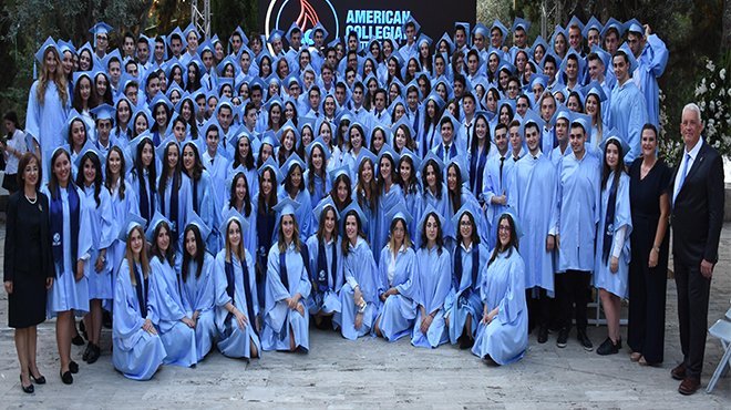 Özel İzmir Amerikan Kolejinde mezuniyet çoşkusu yaşandı