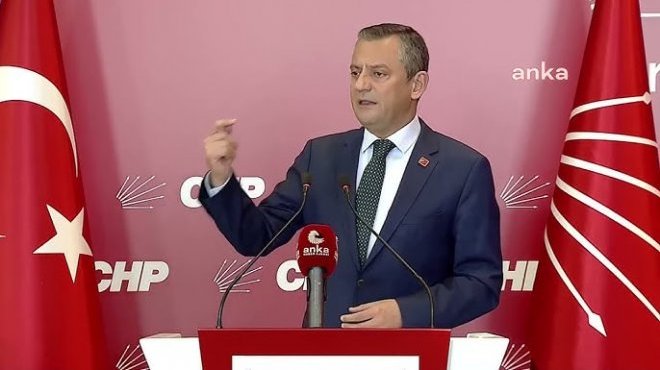 Özgür Özel, ziyarete gittiği ilçede depreme yakalandı