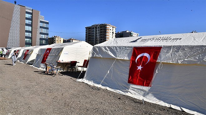 Parklardaki çadırlar Bayraklı'daki alana taşınıyor