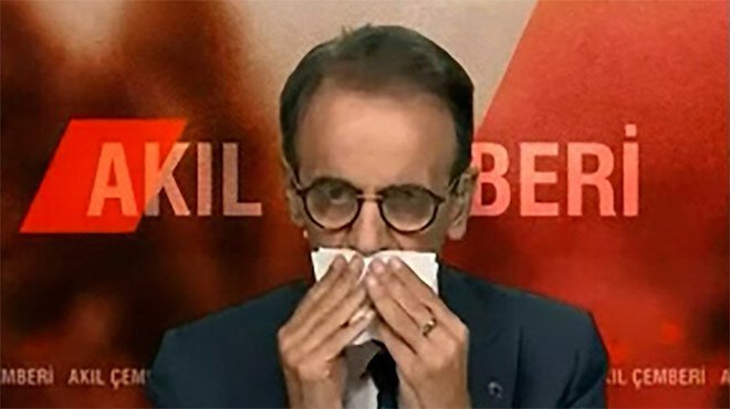 Prof. Dr. Mehmet Ceyhan canlı yayında fenalaşarak hastaneye kaldırıldı
