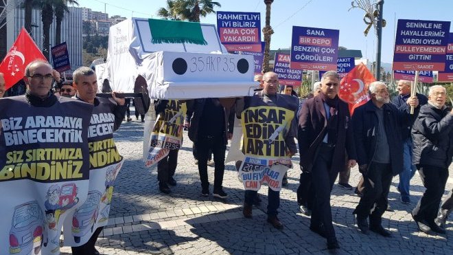 Akaryakıt zamlarını 'kefenli araba' maketiyle protesto ettiler