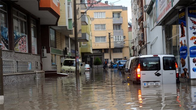 Sağanak İzmir'i göle çevirdi