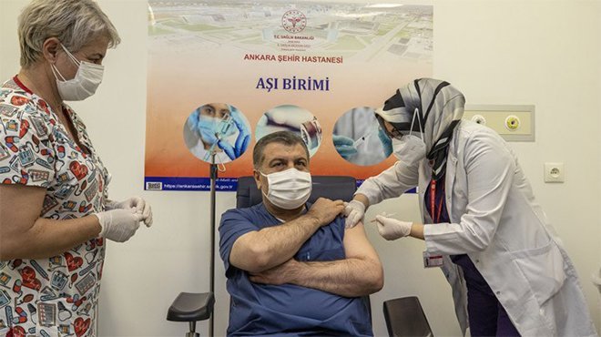 Sağlık Bakanı Koca, korona virüs aşısı oldu