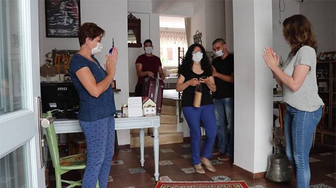 SAĞLIK ÇALIŞANI BİR BUÇUK AY KONUK EDİLDİĞİ OTELDEN EVİNE ALKIŞLARLA UĞURLANDI
