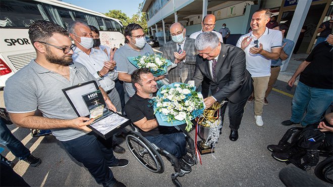 Şampiyonlar İzmir marşıyla karşılandı