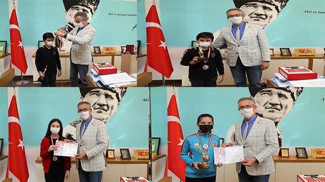 Satranç şampiyonları ödüllerini Başkan Arda’dan aldı