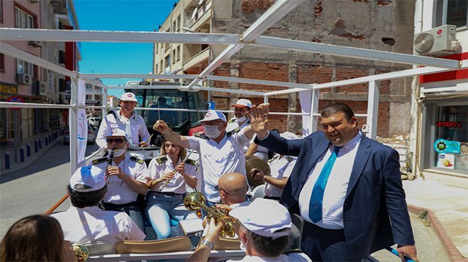 Seferihisar Belediye Bandosu’ndan Traktör Üzerinde Anneler Günü Konseri