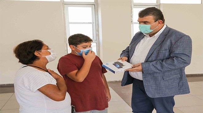 SEFERİHİSAR BELEDİYESİ TABLET DAĞITIMINA BAŞLADI