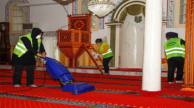 Seferihisar'da Ramazan Ayı öncesi camiler temizleniyor