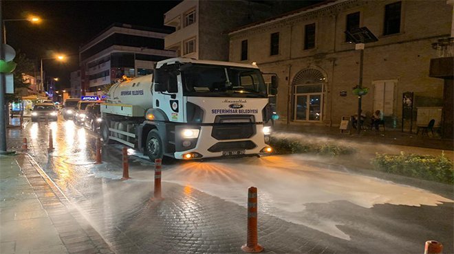 Seferihisar’da sokaklar yıkanıp dezenfekte ediliyor
