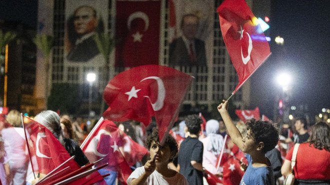 Şehitlere saygı için sessiz fener alayı İzmir Marşı sokaklarda yankılandı