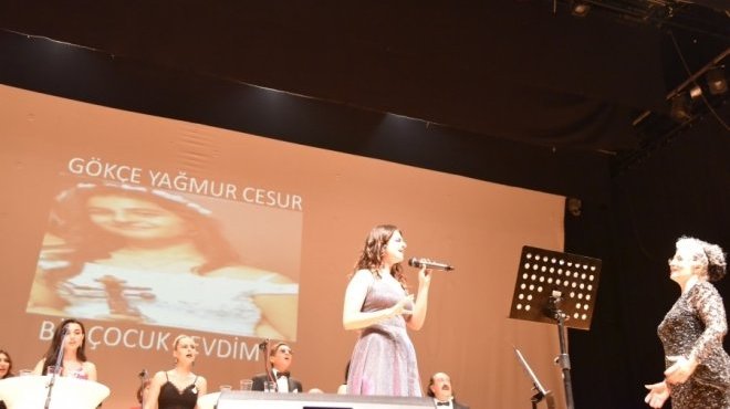 ‘SEZEN'den Söylüyoruz’ konseri ayakta alkışlandı