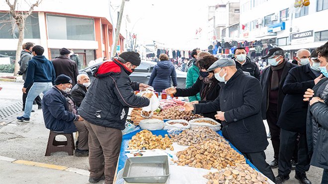Soyer çifti pazar alışverişini Bayındır üreticisinden yaptı