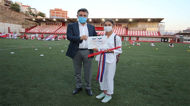 Spor kurslarına katılan çocuklar sertifika aldı