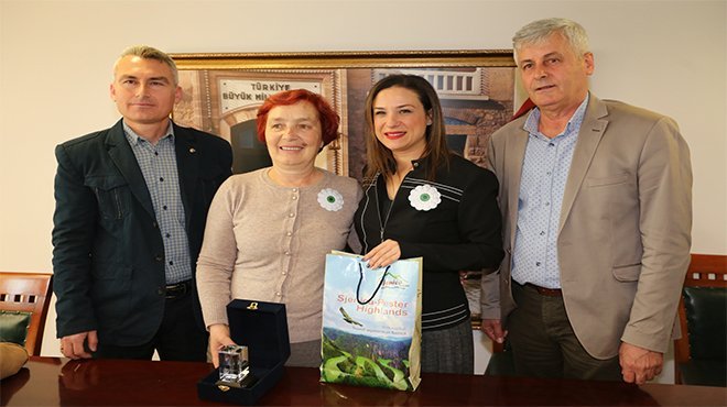 SREBRENİTSALI KADINLARDAN BAŞKAN SENGEL'E ZİYARET