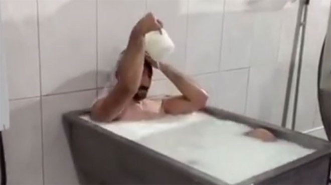 Süt kazanında banyo yaptılar