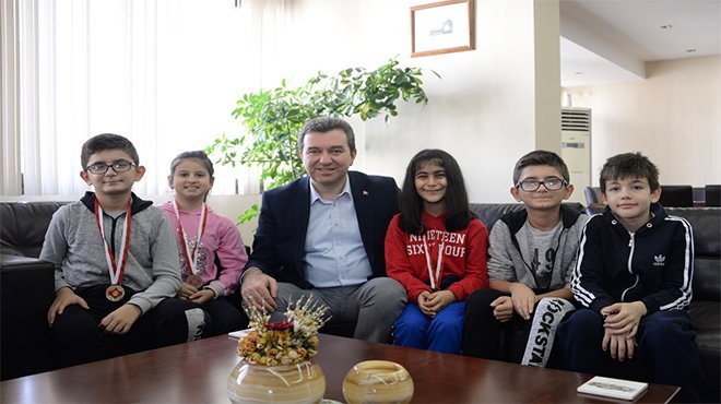  Taekwondo sporcuları Başkan Koştu ile sevinç paylaştı