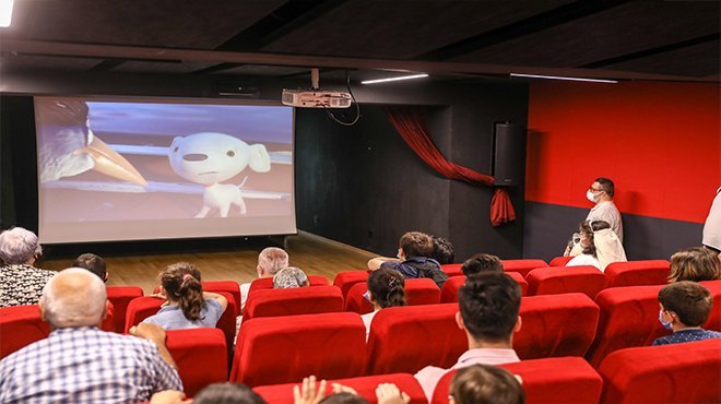 Tarık Akan’da mülteci çocuklara sinema şöleni
