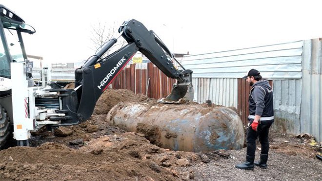 Toprağa gömülü 3 bin litre kaçak akaryakıt ele geçirildi