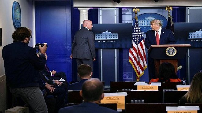 Trump gizli servis tarafından toplantıda çıkarıldı