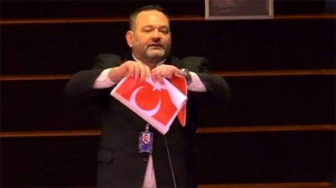 Türk Bayrağına saygısızlık yapan ırkçı vekile kınama