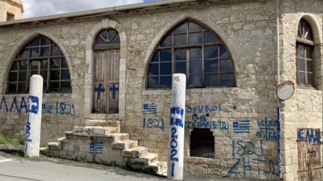 Türk camisine ırkçı saldırı düzenlendi