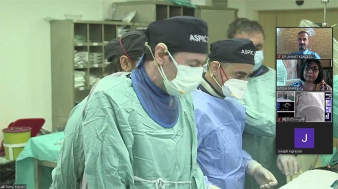 Türk Doktorlar Dünya Hekimlerine Canlı Yayında Vaka Yaparak Eğitim Verdi