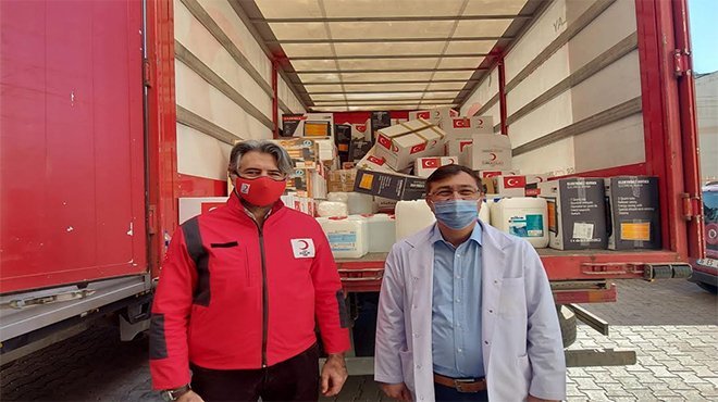 Türk Kızılay İzmir Şubesi’nden sağlık çalışanlarına ve hastalara destek