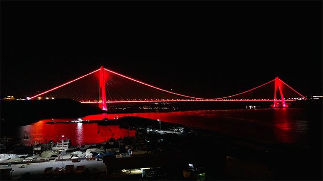 TÜRKİYE’NİN SEMBOL YAPILARI KIZILAY İÇİN KIRMIZI IŞIKLA AYDINLANDI 