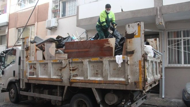 Üç odadan dört kamyon çöp çıktı!..
