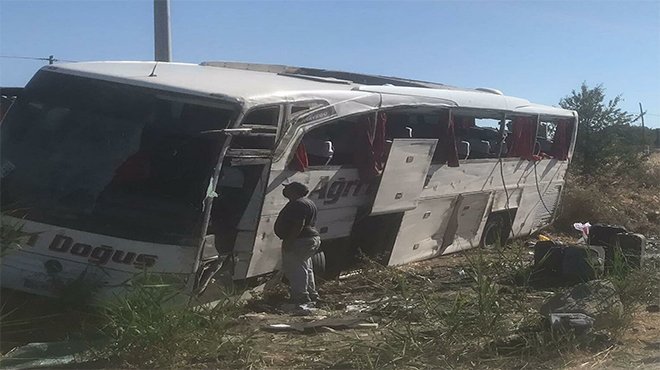Uşak'ta yolcu otobüsü devrildi: 33 yaralı 
