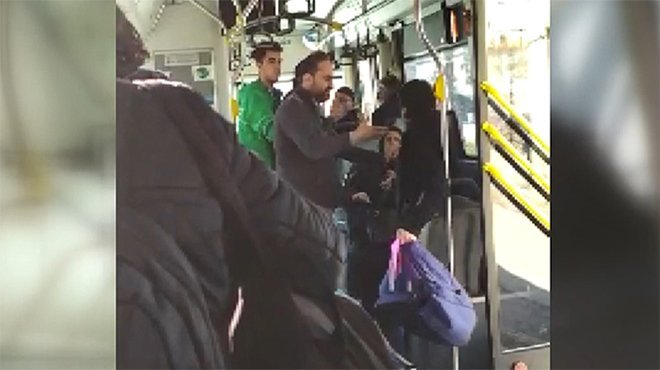 Üstü kirli diye küçük çocuğu otobüsten attı